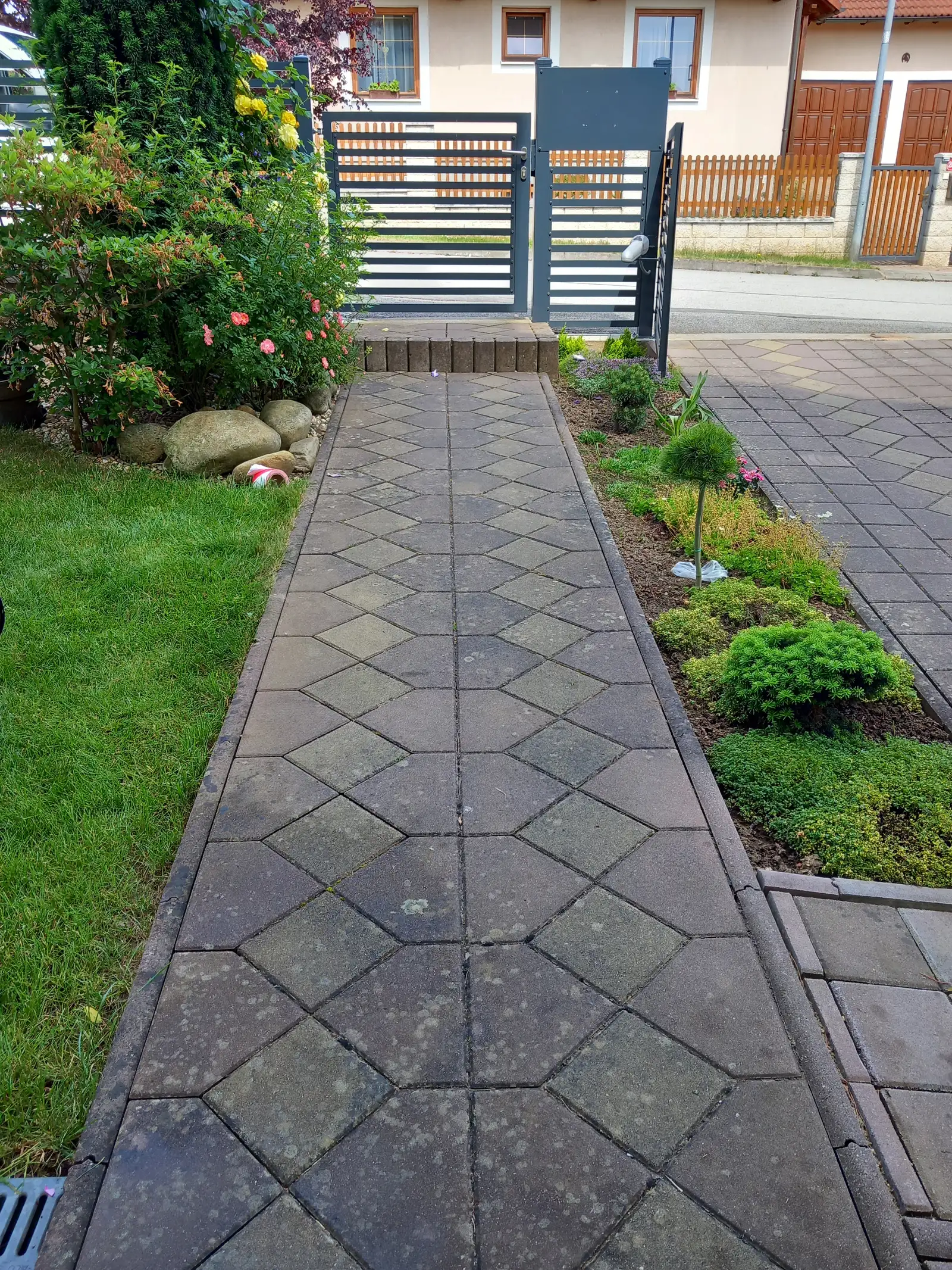 Před čištěním - Čištění zámkové dlažby