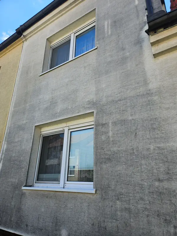 Fasáda rodinného domu před čištěním