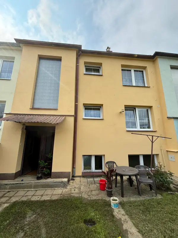 Panelový dům po čištění fasády