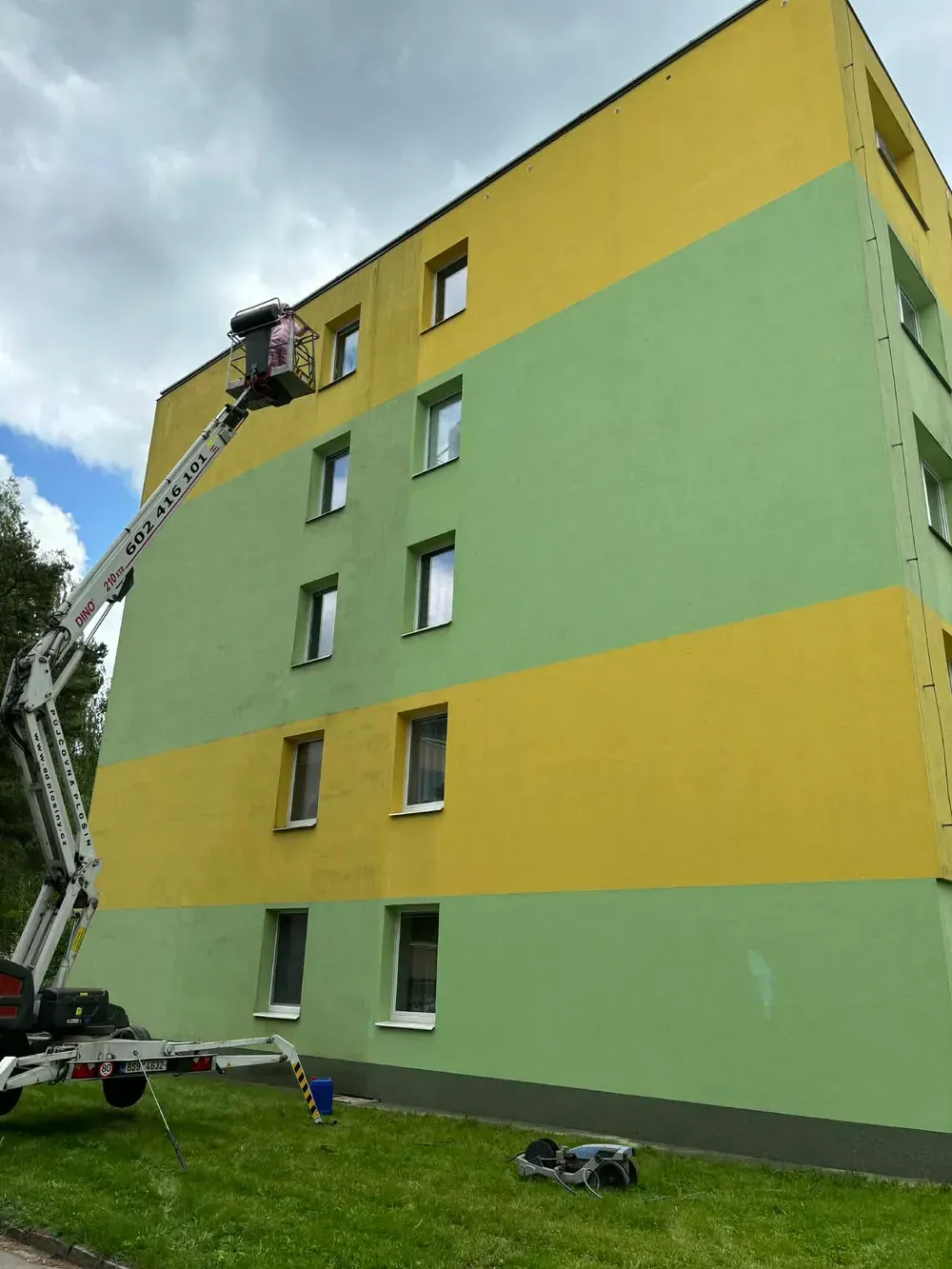 Tým Dinko.cz při práci na fasádě