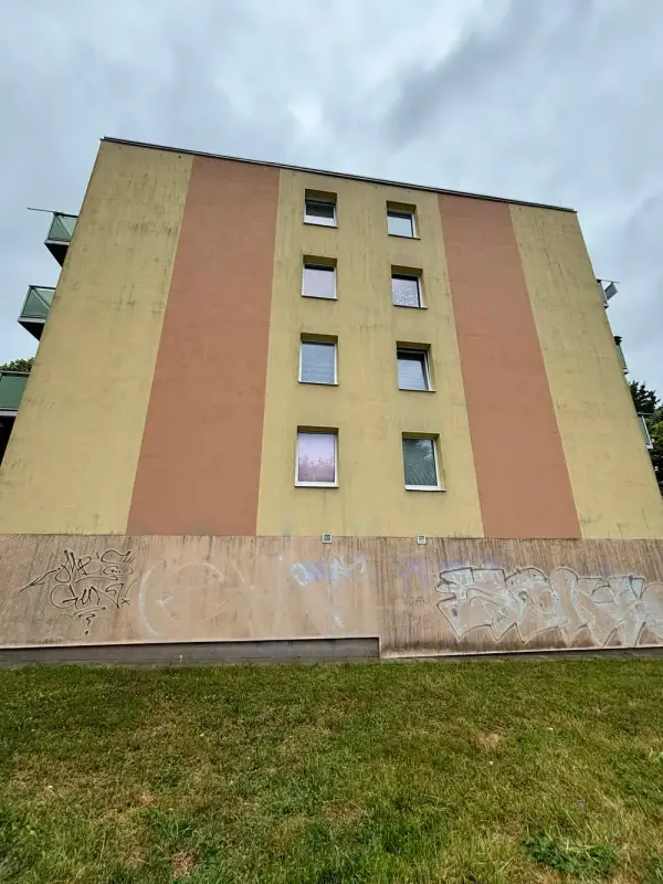 Velká realizace – panelák před čištěním