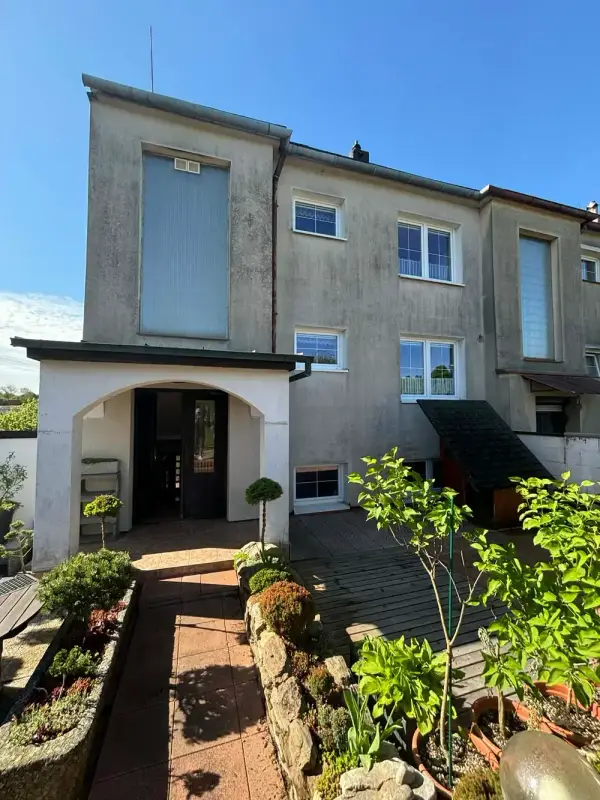 Historická vila před čištěním fasády