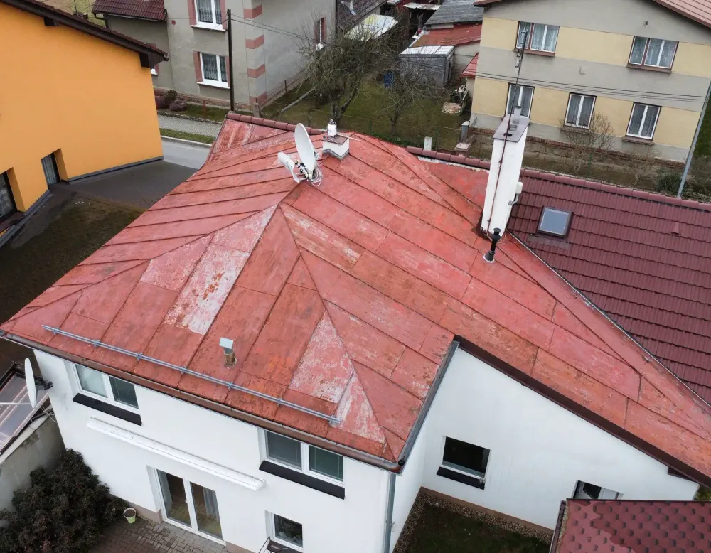 Mechová střecha před čištěním – Třebíč