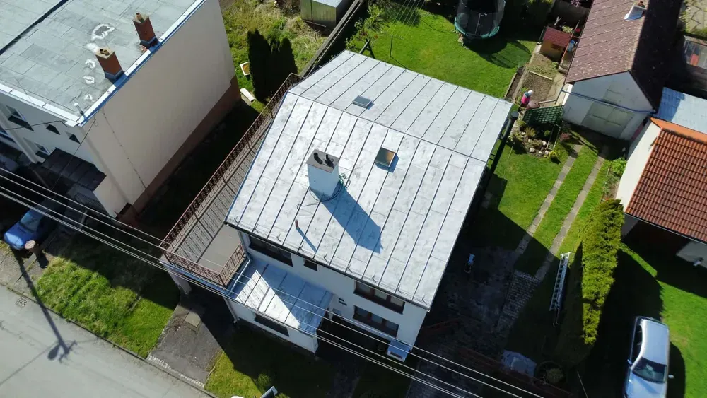Celkový pohled na střechu před renovací